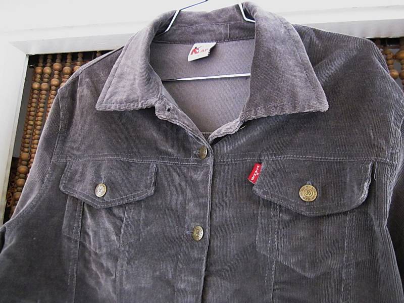 Cord-Stahl-Graue Knopf-Frontjacke - Rückseite Der Jacke Mit Logo-Name in Hellen Strasssteinen, Vintage Groß von netanela98