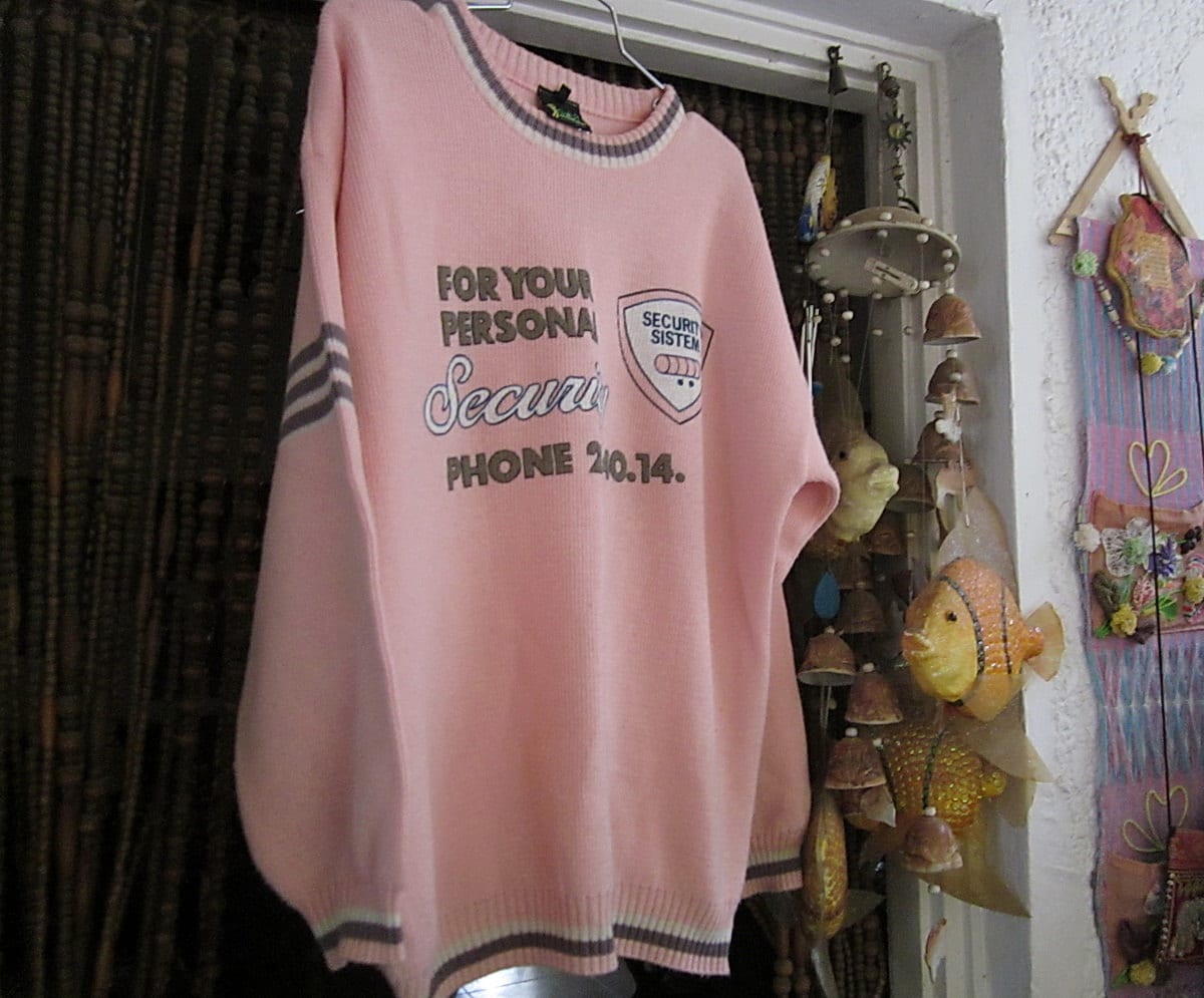 Schöner Strickpullover in Perlmuttrosa Mit Einem Hauch Von Grau Und Weiß Fronttextdrucken, Vintage - Xlarge von netanela98