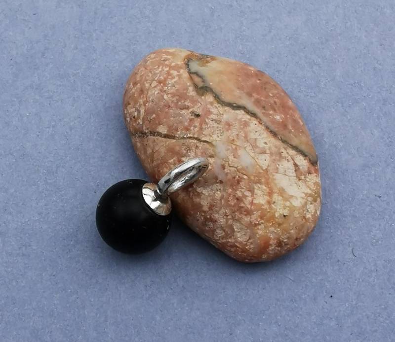 Kleiner Anhänger Mit Onyxperle Und Silberteilen von netteschmuck
