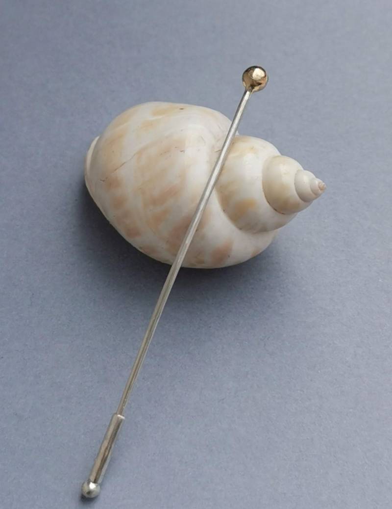 Krawattennadel Mit Goldperle von netteschmuck