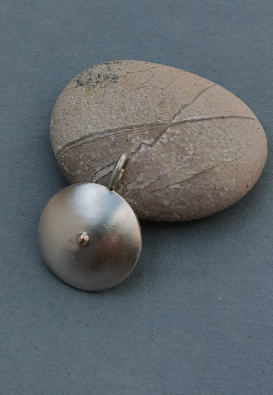 Silberanhänger Mit Goldkügelchen von netteschmuck