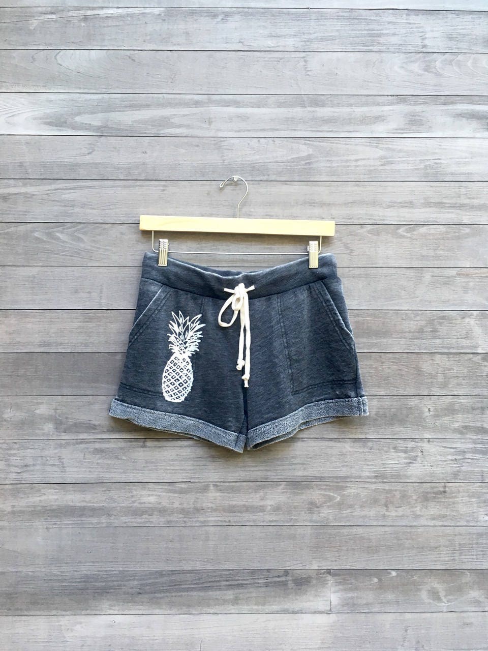 French Terry Shorts Mit Ananas Print, Sommer Lounge Wear von nicandthenewfie