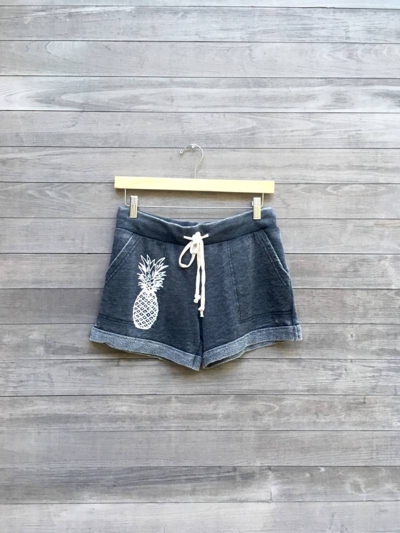 French Terry Shorts Mit Ananas Print, Sommer Lounge Wear von nicandthenewfie