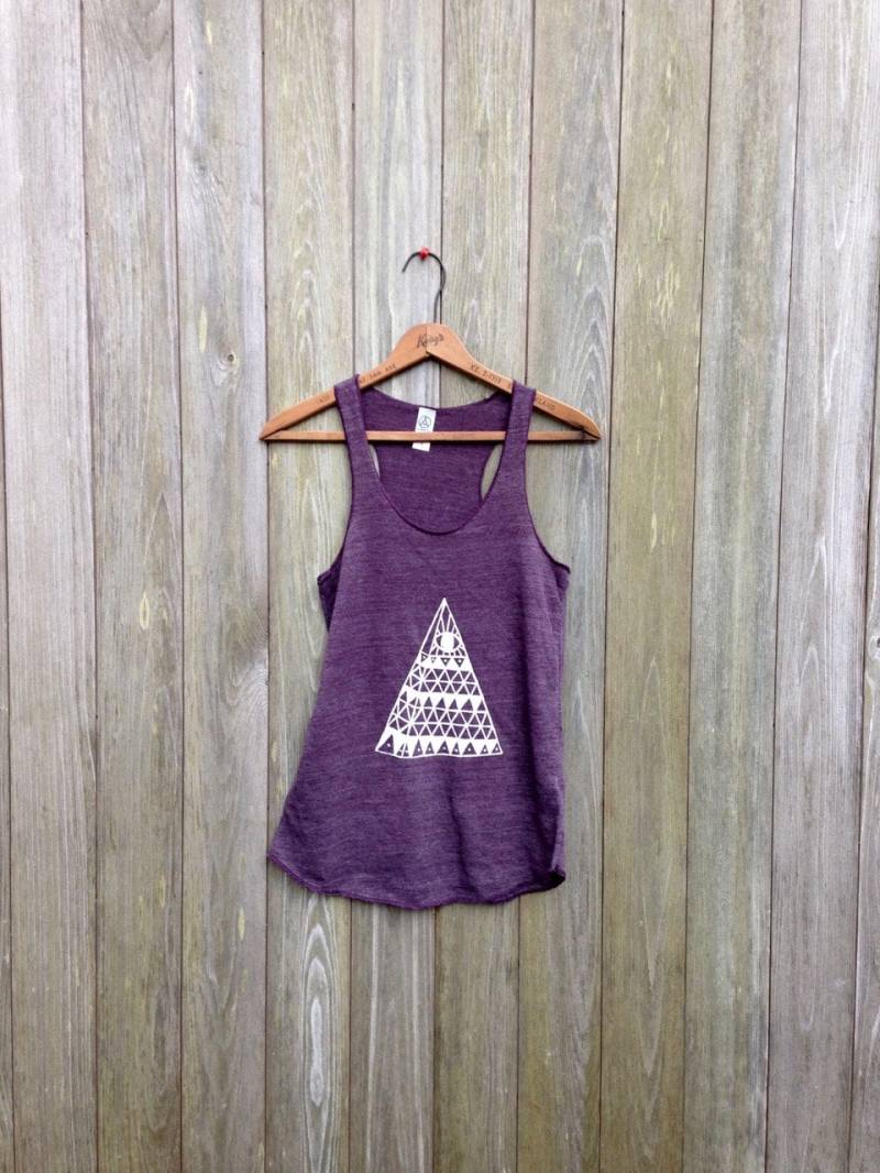 Pyramiden Tank Top Lila Racerback von nicandthenewfie
