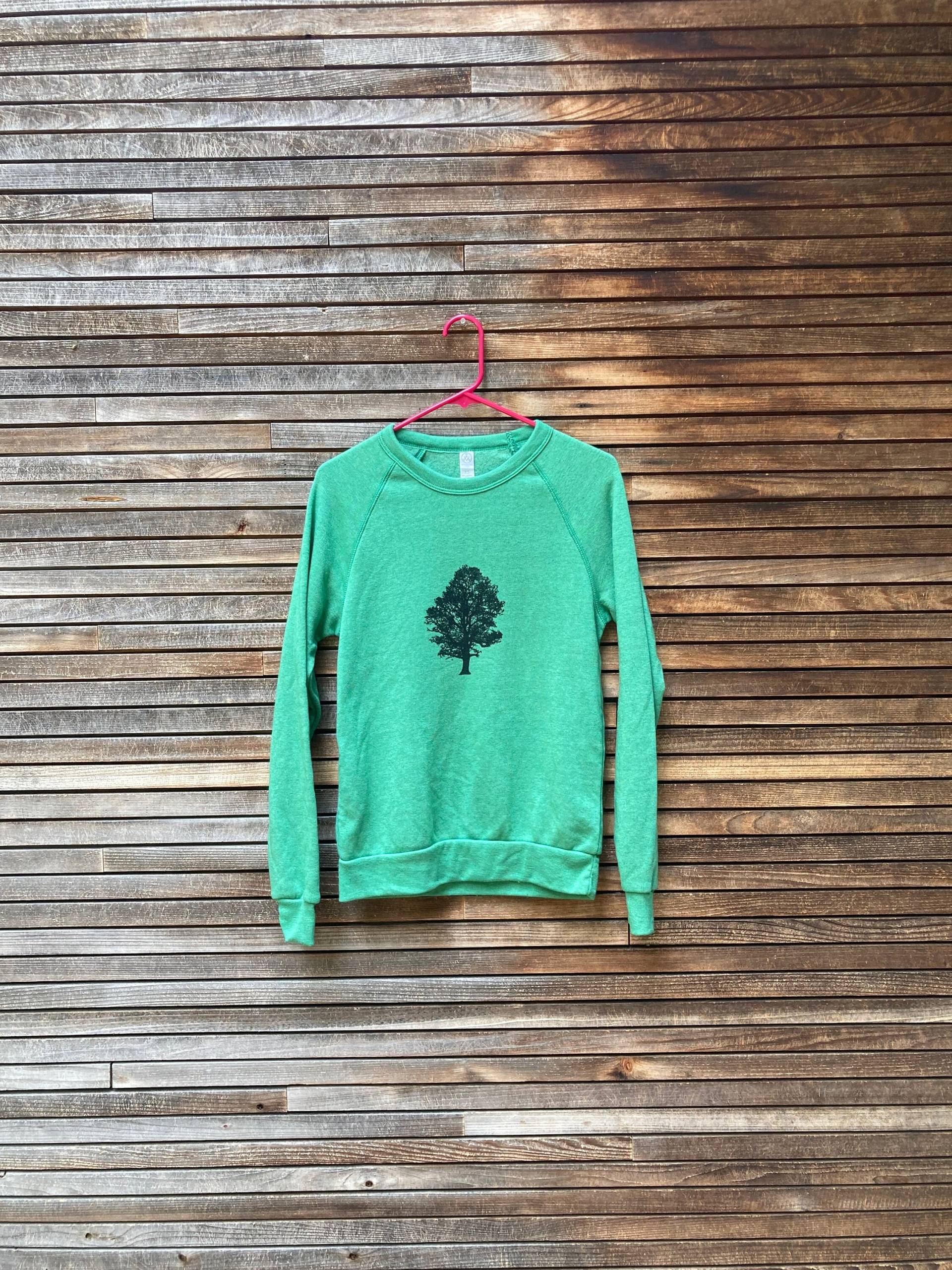 Grünes Sweatshirt Mit Baumdruck, Alternative Bekleidung, Unisex von nicandthenewfie