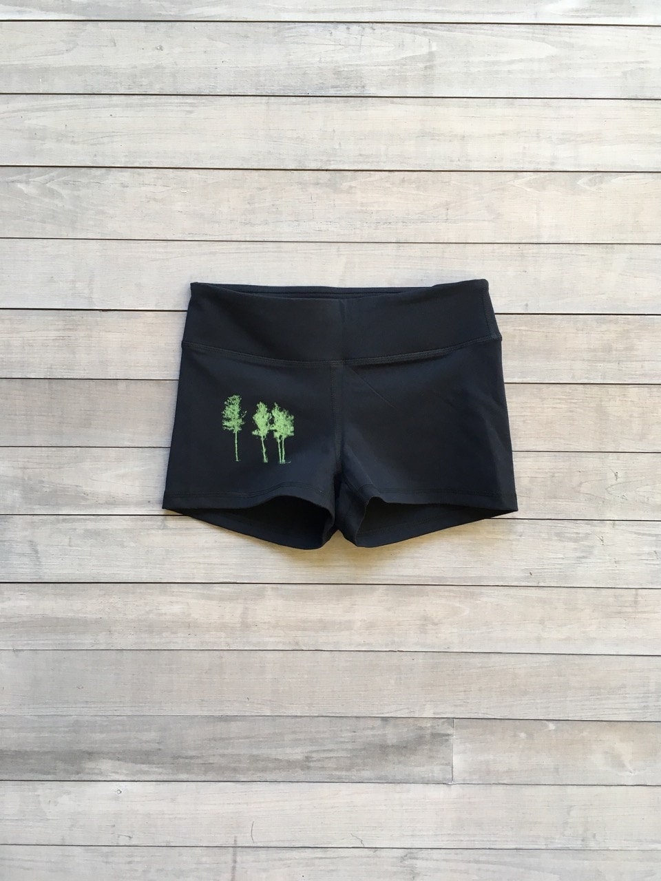 Yoga Shorts Kleine Bäume, Hübsch, Dehnbar Und Angenehm Zu Tragen von nicandthenewfie