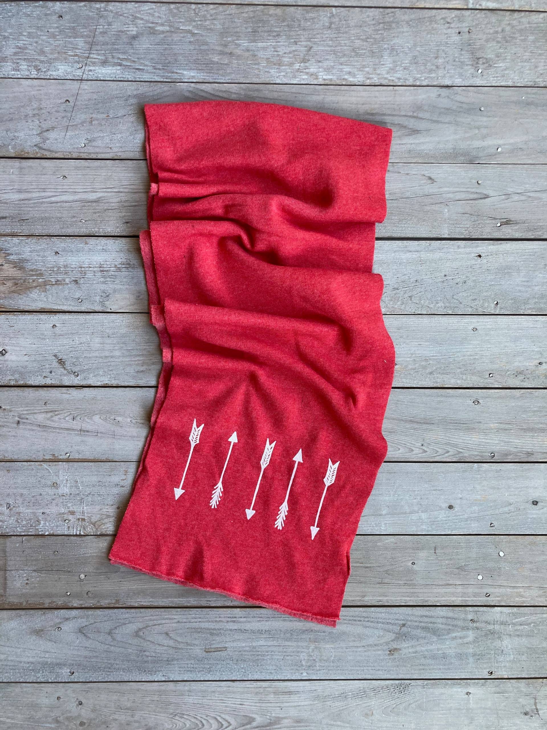 Handbedruckter Roter Fleece Schal, Pfeile, Herzen Oder Gänseblümchen von nicandthenewfie