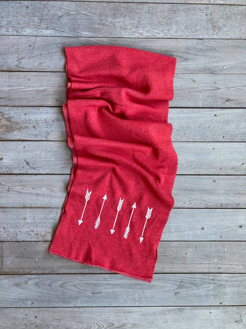 Handbedruckter Roter Fleece Schal, Pfeile, Herzen Oder Gänseblümchen von nicandthenewfie