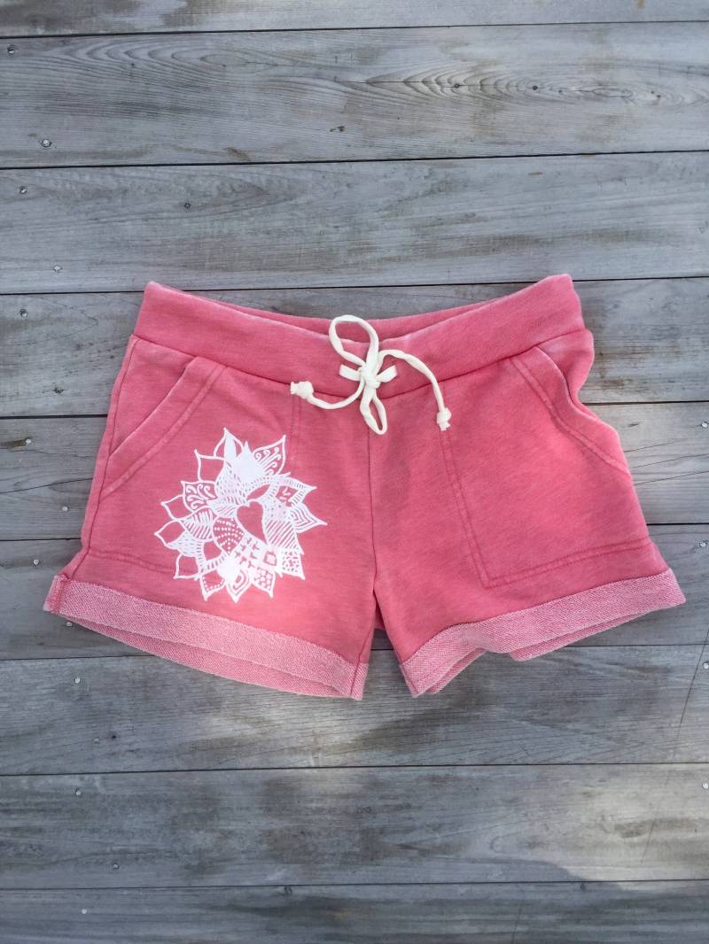 Handbedruckte Lotus Lounge Shorts, Rosa French Terry Sommer Pyjama von nicandthenewfie