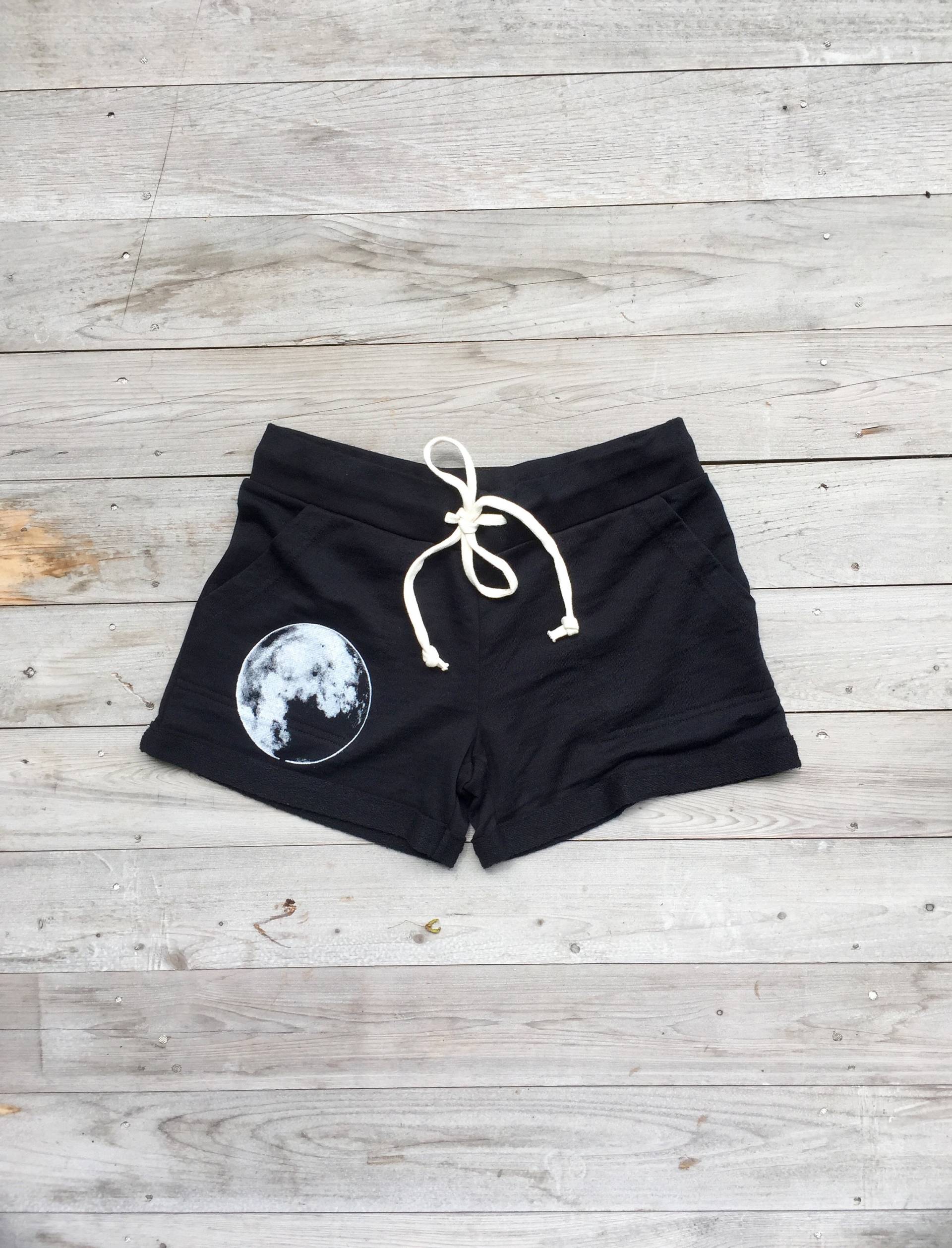 Schwarze French Terry Moon Shorts, Handbedruckte Loungewear von nicandthenewfie