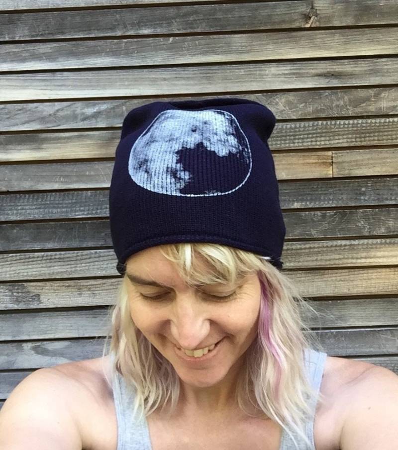 Handbedruckte Moon Beanie Leichte Wintermütze Aus Acryl von nicandthenewfie