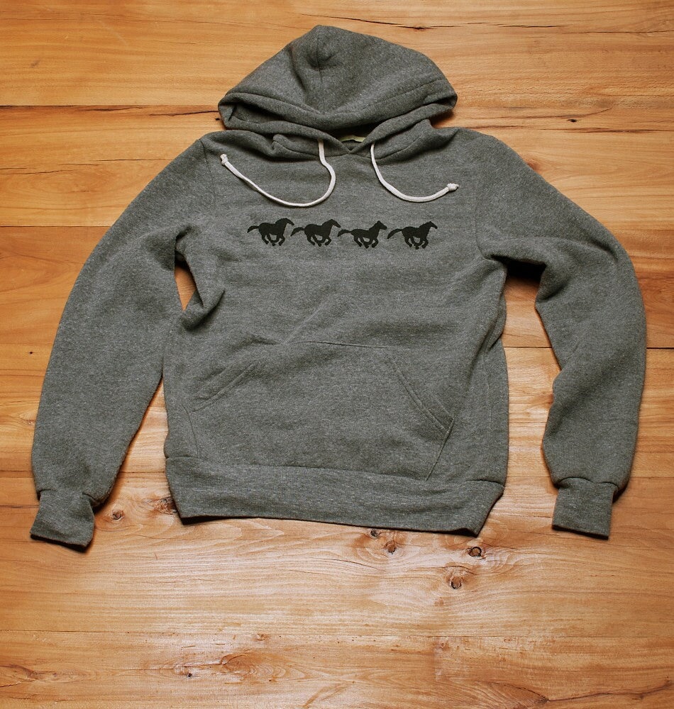 Laufendes Pferd Hoodie Handgedrucktes Reitergeschenk von nicandthenewfie