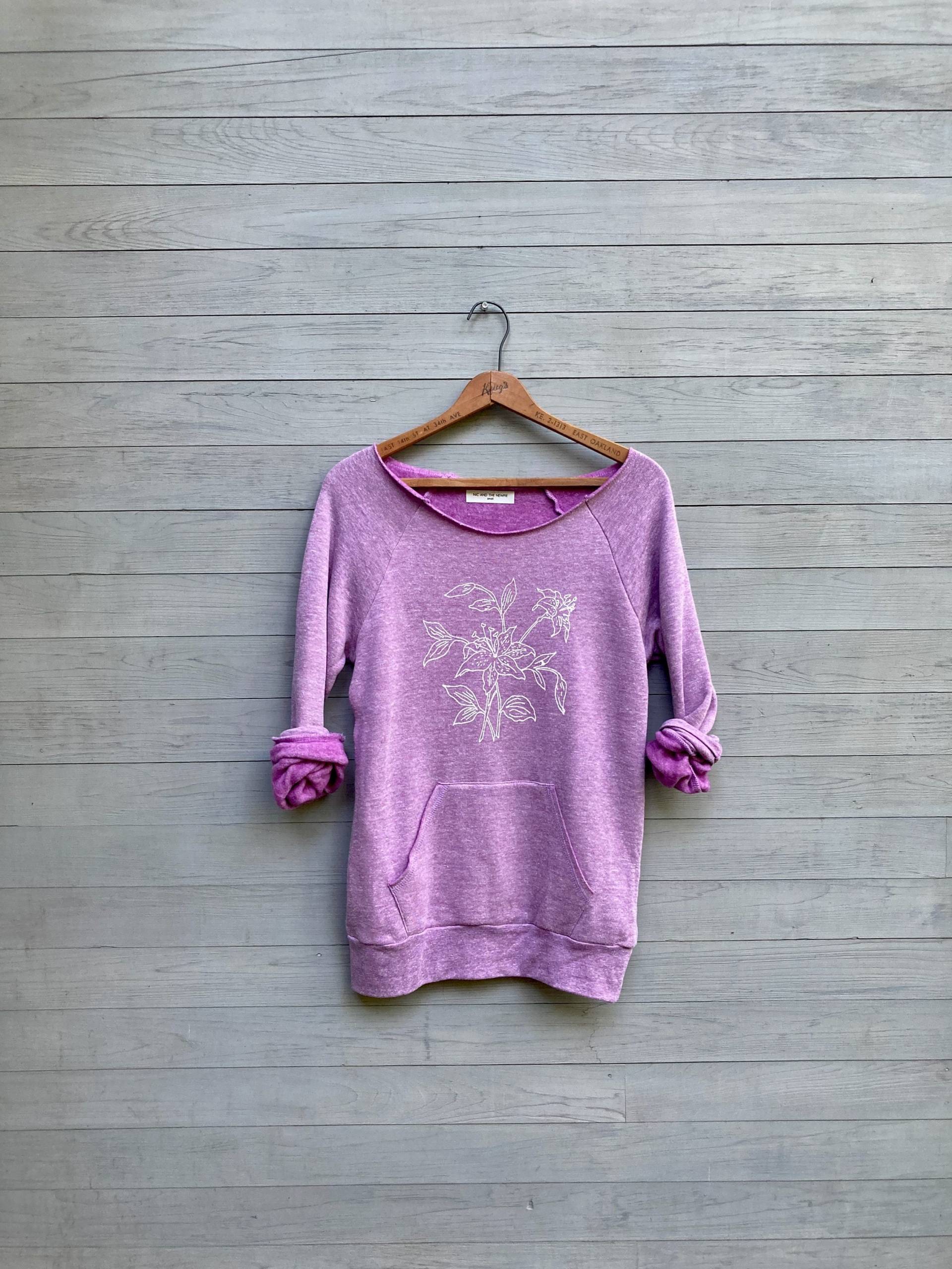 Sommerliches Lillies Sweatshirt Oder Leichter Pullover in Lila, Blumen Print Und Loungewear von nicandthenewfie