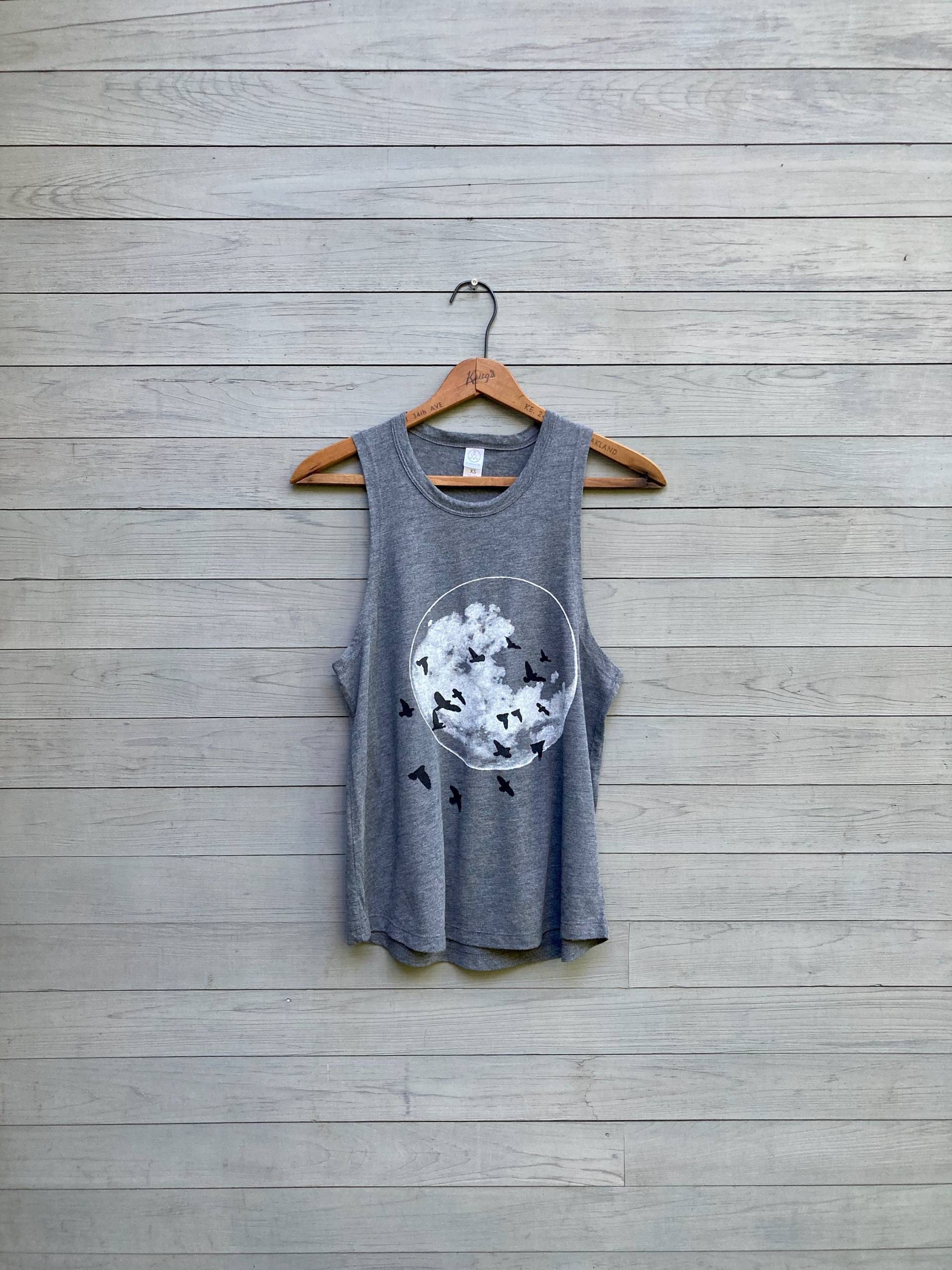 Vögel Und Mond Tank Top Handbedrucktes Yoga Workout Top Vögel Und Mond Tank Top Handbedrucktes Yoga Workout Top von nicandthenewfie