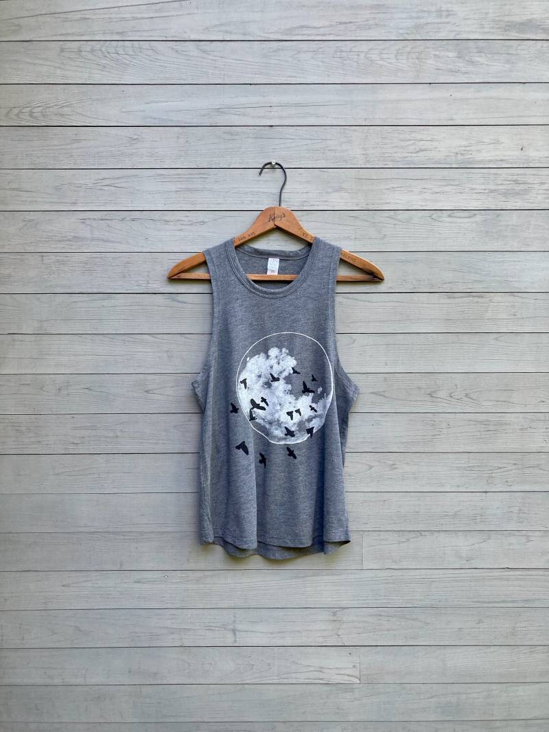 Vögel Und Mond Tank Top Handbedrucktes Yoga Workout Top Vögel Und Mond Tank Top Handbedrucktes Yoga Workout Top von nicandthenewfie