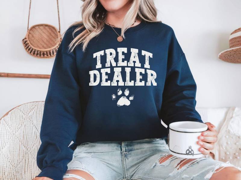 Hundeliebhaber Sweatshirt, Dog Mom, Treat Dealer, Hunde Mama Geschenk, Lustiges Shirt, Geschenk Für Hundeliebhaber, Freundin von niceprintsbycaro