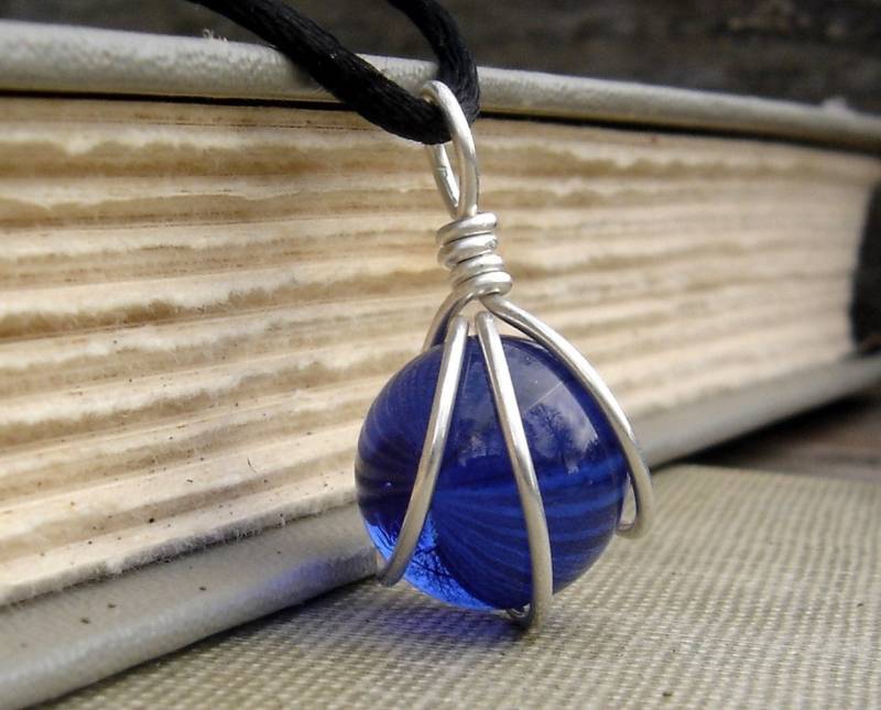 Cobalt Blau Glas Marmor Halskette Draht Gewickelt Sterling Silber Halskette, Sapphire Schmuck, Käfig Anhänger, Königsblau Cobalt Blau Glas Marmor Halskette Draht Gewickelt Sterling Silber Halskette, Sapphire Schmuck, Käfig Anhänger, Königsblau von nicholasandfelice