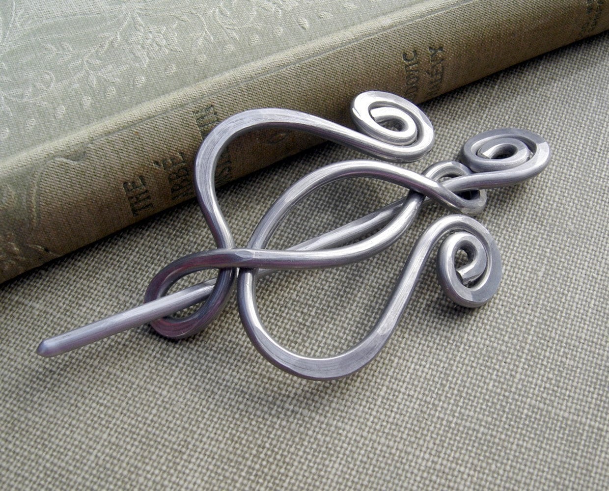 Entfaltung Tulpe Blume Lyra Aluminium Schalnadel, Wrap Verschluss, Pullover Brosche, Geschenk Für Frauen, Stricken, Häkeln Entfaltung Tulpe Blume Lyra Aluminium Schalnadel, Wrap Verschluss, Pullover Brosche, Geschenk Für Frauen, Stricken, Häkeln von nicholasandfelice