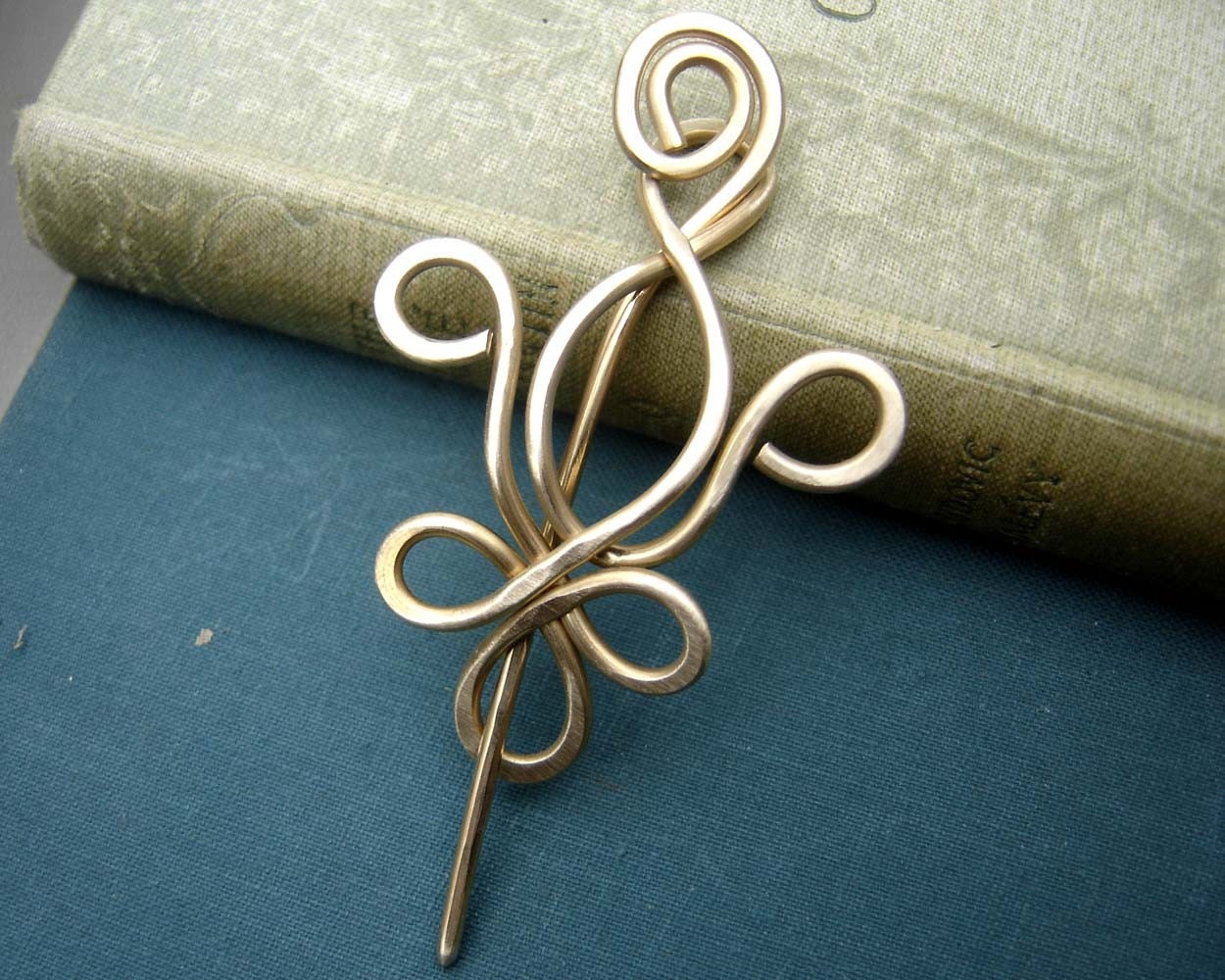 Fleur De Lis Messing Schalnadel, Pullover Clip, Brosche, Verschluss, Verschluss - Gehämmerter Draht Schmuck, Frauen Stricken Accessoires Fleur De Lis Messing Schalnadel, Pullover Clip, Brosche, Verschluss, Verschluss - Gehämmerter Draht Schmuck, Frauen Stricken Accessoires von nicholasandfelice