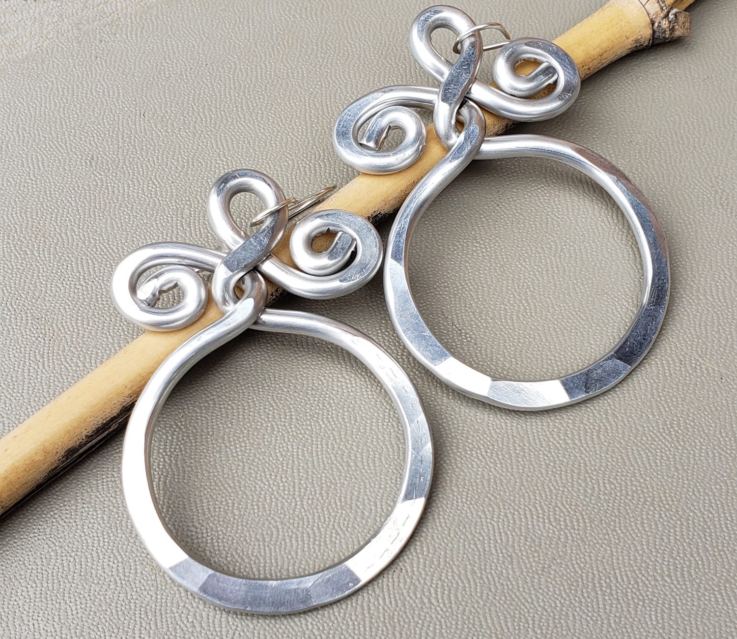 Gehämmerte Aluminium Große Hoop Twist Spirale Ohrringe, Sterling Silber Ohrhaken von nicholasandfelice