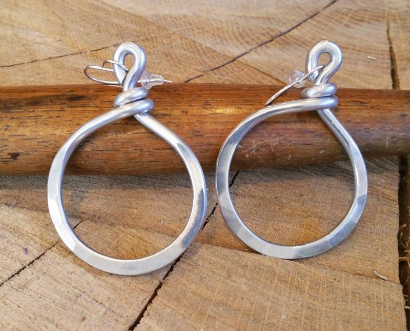 Große Mutige Creolen, Leichte Aluminiumdraht-Ohrringe, Gehämmert Boho Schmuck Statement Ohrringe von nicholasandfelice