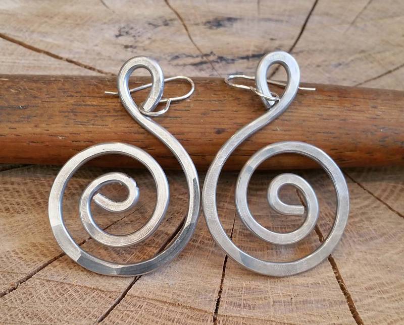 Große Spiral Ohrringe, Große Swirl Leichtem Aluminium Statement Schmuck, Gehämmert Metalldraht Ohrringe von nicholasandfelice