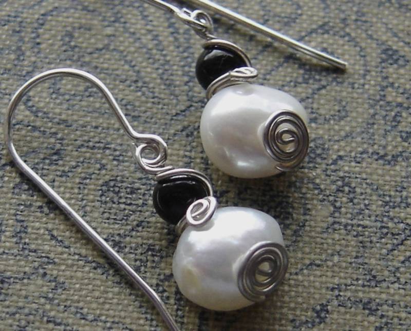 Kleine Süßwasser Perle Ohrringe Swirl Mit Schwarz Onyx, Sterling Silber Ohrringe, Baumeln Perlenschmuck Kleine Süßwasser Perle Ohrringe Swirl Mit Schwarz Onyx, Sterling Silber Ohrringe, Baumeln Perlenschmuck von nicholasandfelice