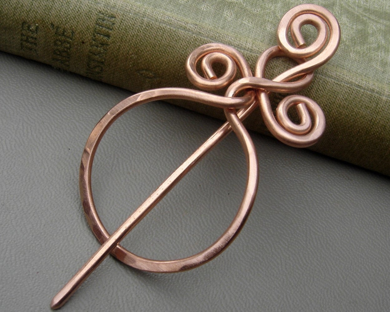 Kreis Mit Einem Twist Kupfer Schal, Schal Pin, Pullover Brosche, Das Verschluss, Achselzucken Geschenke Für Stricker, Zubehör Kreis Mit Einem Twist Kupfer Schal, Schal Pin, Pullover Brosche, Das Verschluss, Achselzucken Geschenke Für Stricker, Zubehör von nicholasandfelice