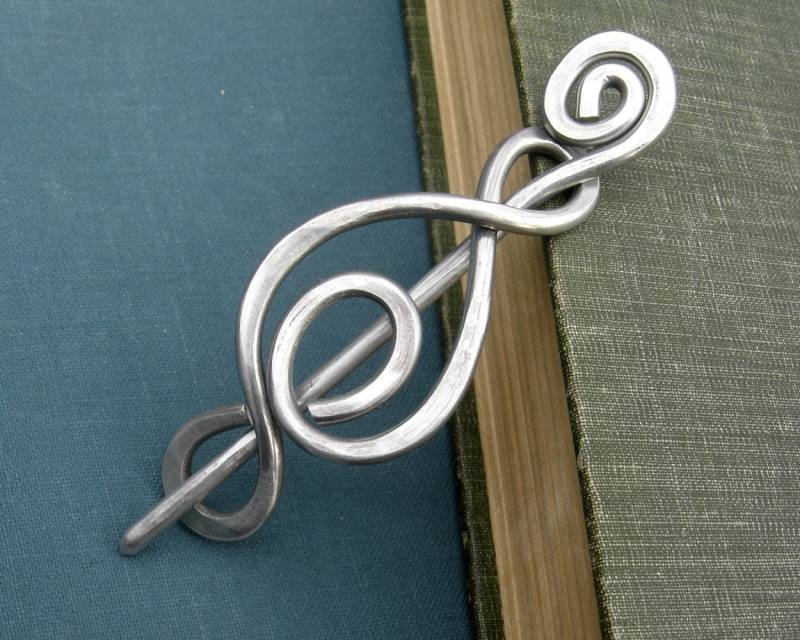 Madonna Swirl Aluminium Schal Pin, Geschenk Für Stricker Und Häkeler, Pullover Brosche, Strickjacke Verschluss, Wickelverschluss Madonna Swirl Aluminium Schal Pin, Geschenk Für Stricker Und Häkeler, Pullover Brosche, Strickjacke Verschluss, Wickelverschluss von nicholasandfelice