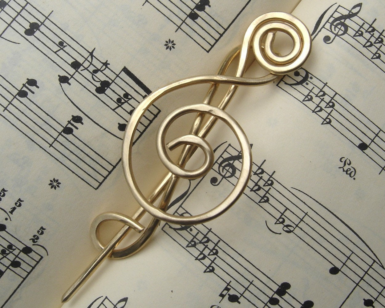 Messing Violinschlüssel Schalnadel, Pullover Brosche, Musik Geschenk Haarnadel, Verschluss, Musiker, Musiklehrer, Frauen, G Notenschlüssel Messing Violinschlüssel Schalnadel, Pullover Brosche, Musik Geschenk Haarnadel, Verschluss, Musiker, Musiklehrer, Frauen, G Notenschlüssel von nicholasandfelice
