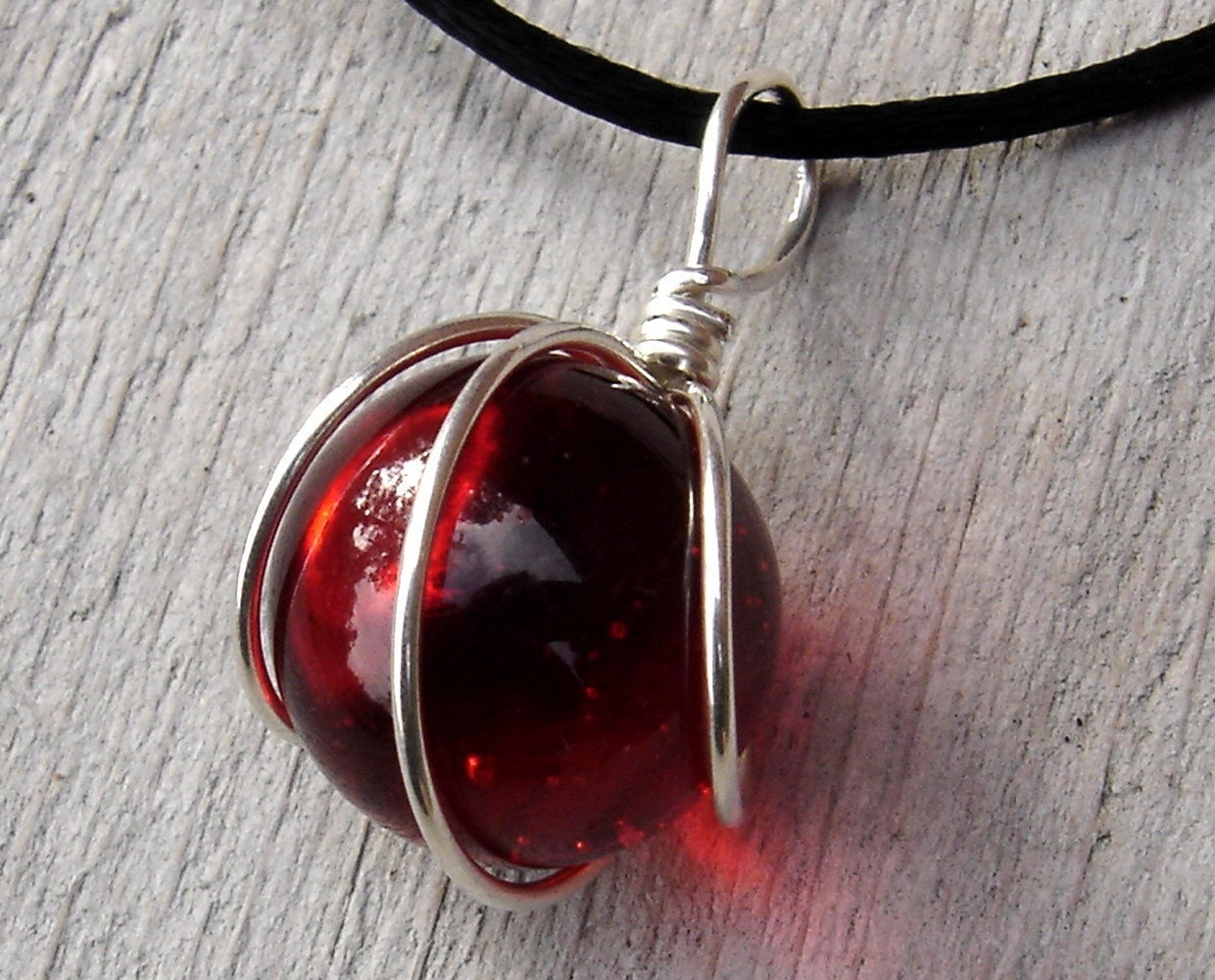 Rubinrot Glasmurmel Anhänger Halskette, Sterling Silber Wire Wrap von nicholasandfelice