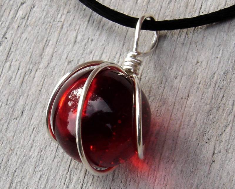 Rubinrot Glasmurmel Anhänger Halskette, Sterling Silber Wire Wrap von nicholasandfelice