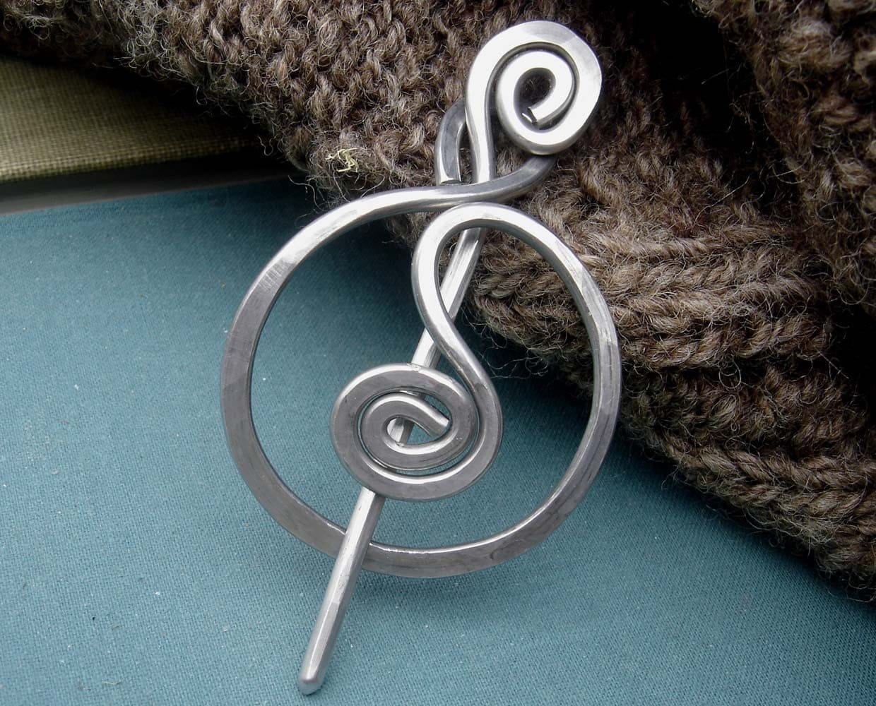 Schalnadel Aus Gehämmertem Aluminium Leichte Pullover Brosche, Schal Verschluss Schalnadel Aus Gehämmertem Aluminium Leichte Pullover Brosche, Schal Verschluss von nicholasandfelice
