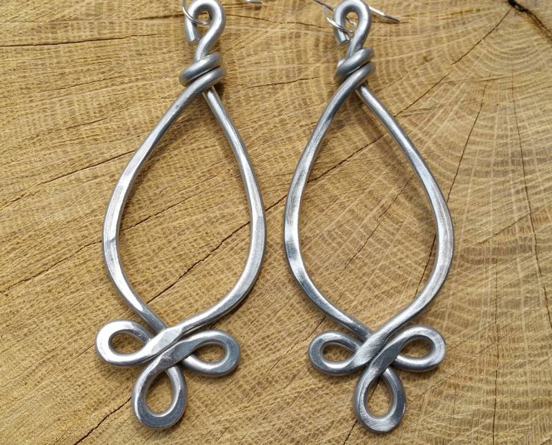 Sehr Große Lange Teardrop Ohrringe, Ausgefallene Schleifen Leichtes Aluminium Schmuck Große Creolen Gehämmerte Metallcreolen, Statementohrringe von nicholasandfelice