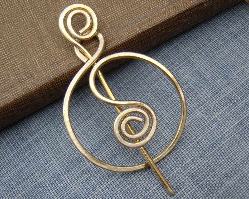 Spiralförmiger Kreis Messing Schal Pin, Pullover Brosche, Haarnadel, Wickelverschluss, Geschenke Für Strickerinnen, Strickschmuck Zubehör von nicholasandfelice