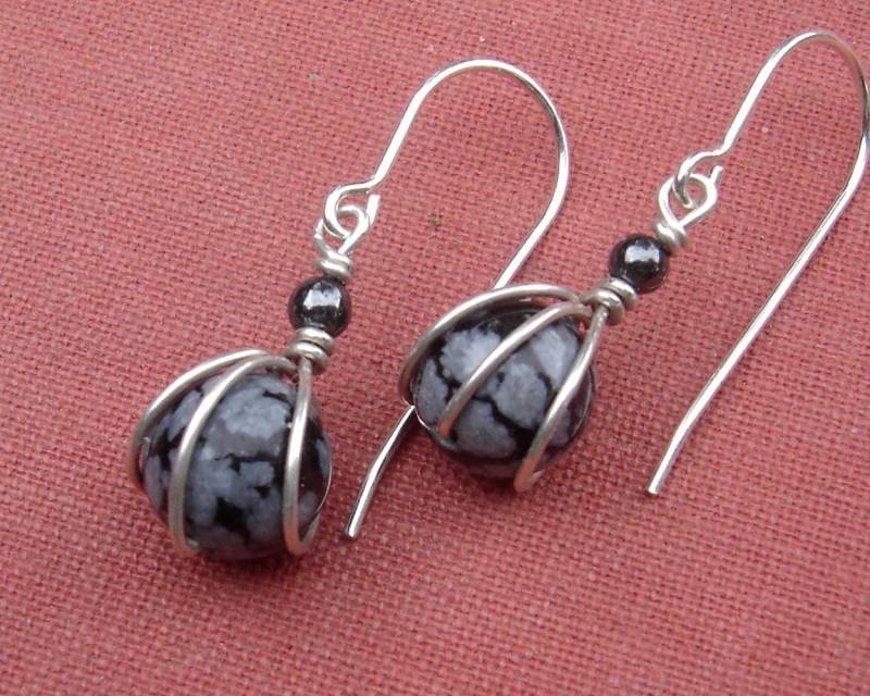 Winzige Schneeflocken Obsidian Ohrringe, Geschenk Für Sie Sterling Silber Draht Gewickelt Schmuck, Kleine Stein Ohrringe Winzige Schneeflocken Obsidian Ohrringe, Geschenk Für Sie Sterling Silber Draht Gewickelt Schmuck, Kleine Stein Ohrringe von nicholasandfelice