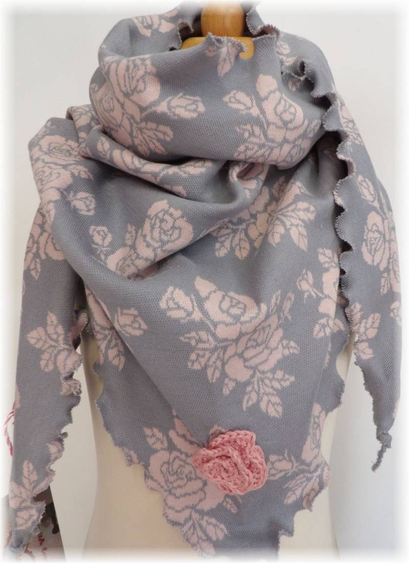 Damenschal Dreiecksschal Dreieckstuch Jacquardstrick Schal Hellgrau Altrosa Rosen Niciart Design von niciartdesign