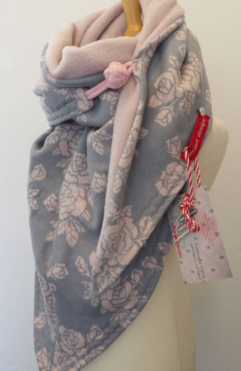 Damenschal Dreiecksschal Winter Wickelschal Bw Jacquard Polarfleece Altrosa Hellgrau Rosen Knebelknoten Schlaufe Niciart Design von niciartdesign
