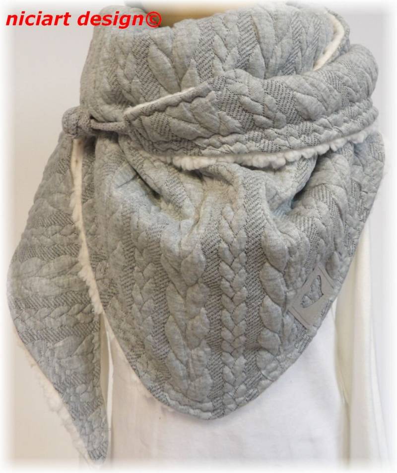 Dreiecksschal Wickelschal Kinder Strickschal Jacquardstrick Und Teddy Hellgrau Meliert Offwhite Zopfmuster Niciart Design von niciartdesign