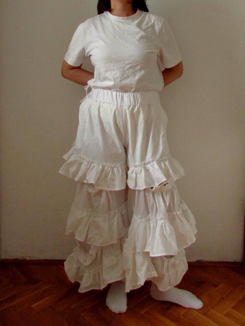 Weiße Baumwoll-Rüschenhose Mit Cut-Outs Gummibund, Zwei Taschen Weiße Baumwoll-Rüschenhose Mit Cut-Outs Gummibund, Zwei Taschen von nicolearis