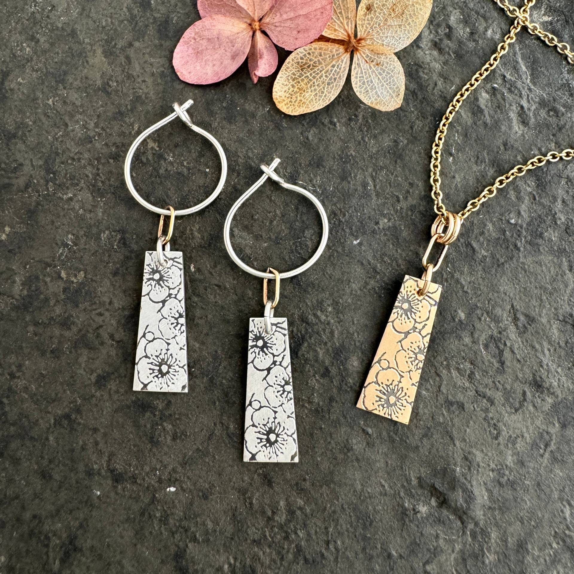 Kirschblüte ~ Hanako Kirschblüten Ohrringe Kette Gestempelter Anhänger Kleine Kirschblüte ~ Hanako Kirschblüten Ohrringe Kette Gestempelter Anhänger Kleine von nicolebigg