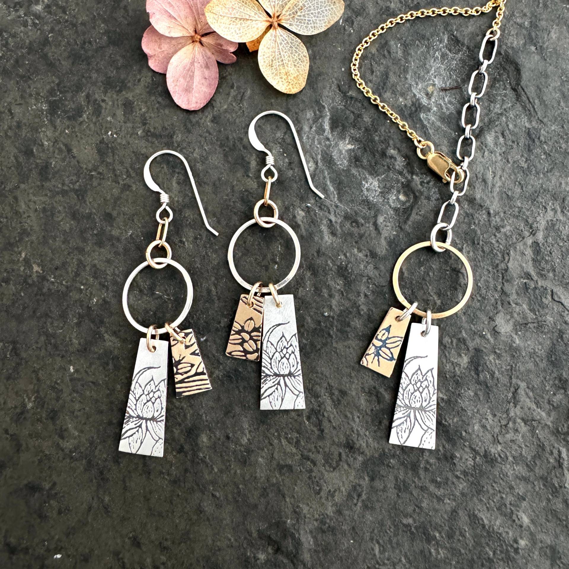 Lotus ~ Hanako Mixed Metal Ohrringe Halskette Lange Charms An Ring Lotus ~ Hanako Mixed Metal Ohrringe Halskette Lange Charms An Ring von nicolebigg