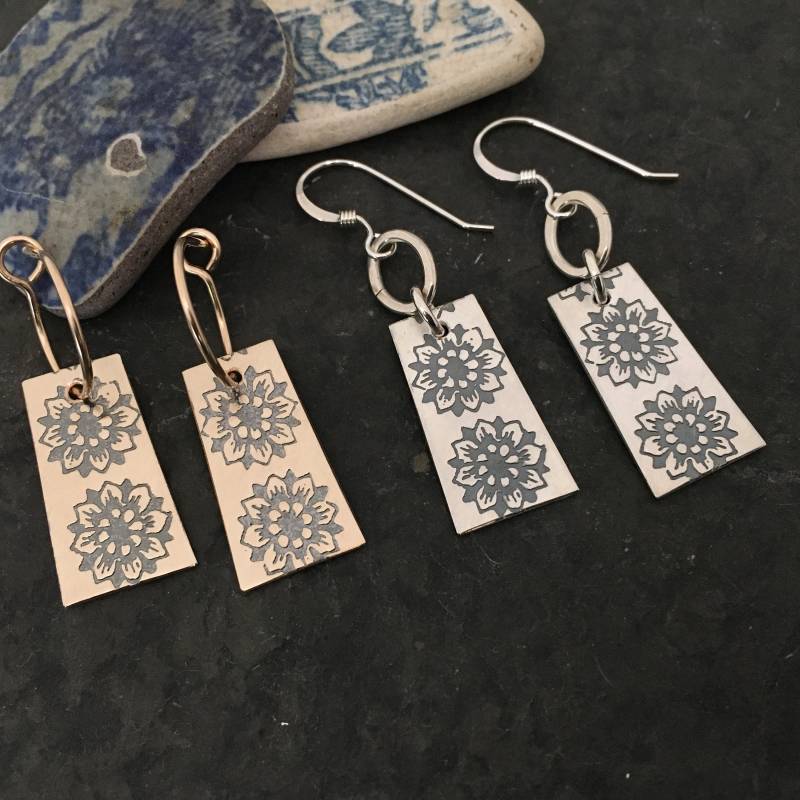 Nelkenohrringe ~ Sterlingsilber 14K Gold Fill Handgemachte Creole Oder Hirtenhaken Floral Gemustert Anhänger Mit Gestempelter Blume Nelkenohrringe ~ Sterlingsilber 14K Gold Fill Handgemachte Creole Oder Hirtenhaken Floral Gemustert Anhänger Mit Gestempelter Blume von nicolebigg