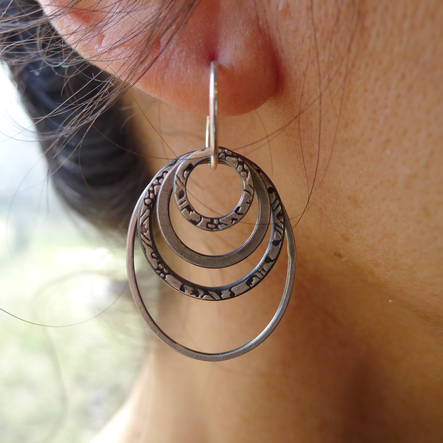 Pfau Amrita Ohrringe ~ Größere Gemischte Metallcreolen Metall Pfauenfeder Sterling Silber 14K Gold Fill Mit Bronze Pfau Amrita Ohrringe ~ Größere Gemischte Metallcreolen Metall Pfauenfeder Sterling Silber 14K Gold Fill Mit Bronze von nicolebigg
