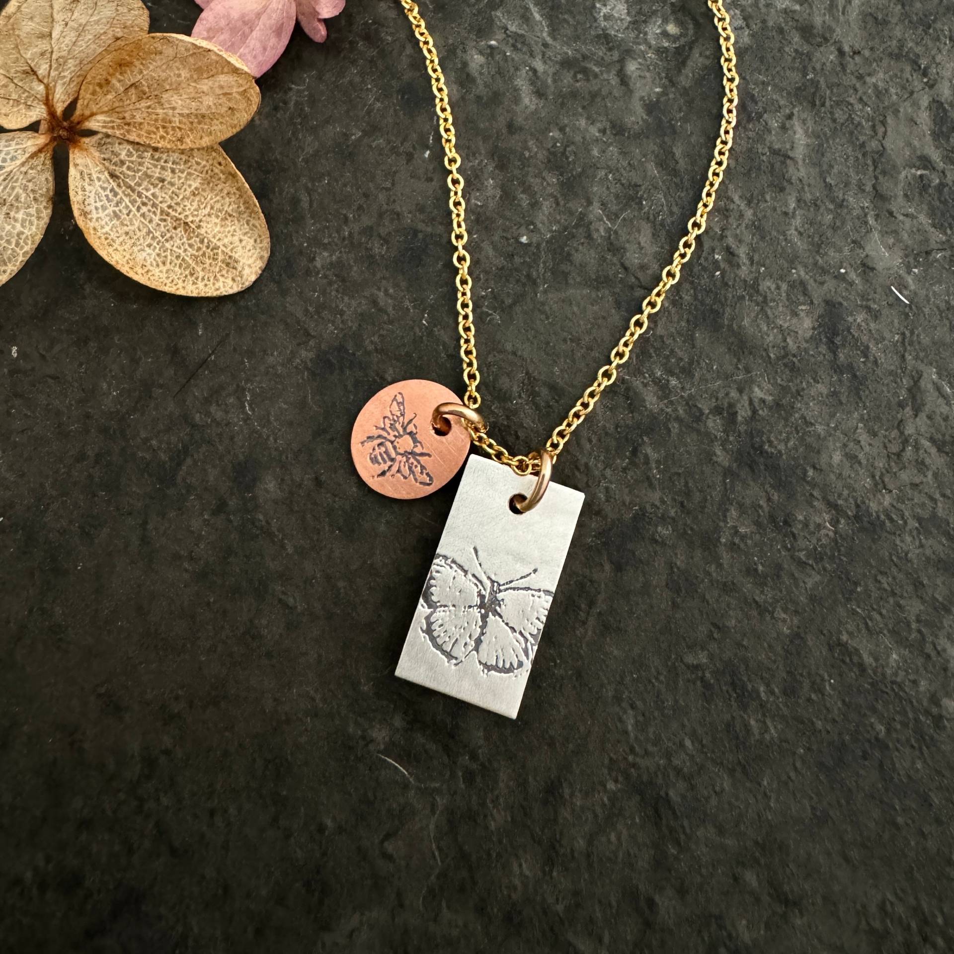 Schmetterling Halskette ~ Sterling Silber Goldfill Kupfer Metalllegierung Kirschblüte 21" Hundemarke Lange Kette Mit Zwei Charms Schmetterling Halskette ~ Sterling Silber Goldfill Kupfer Metalllegierung Kirschblüte 21" Hundemarke Lange Kette Mit Zwei Charms von nicolebigg