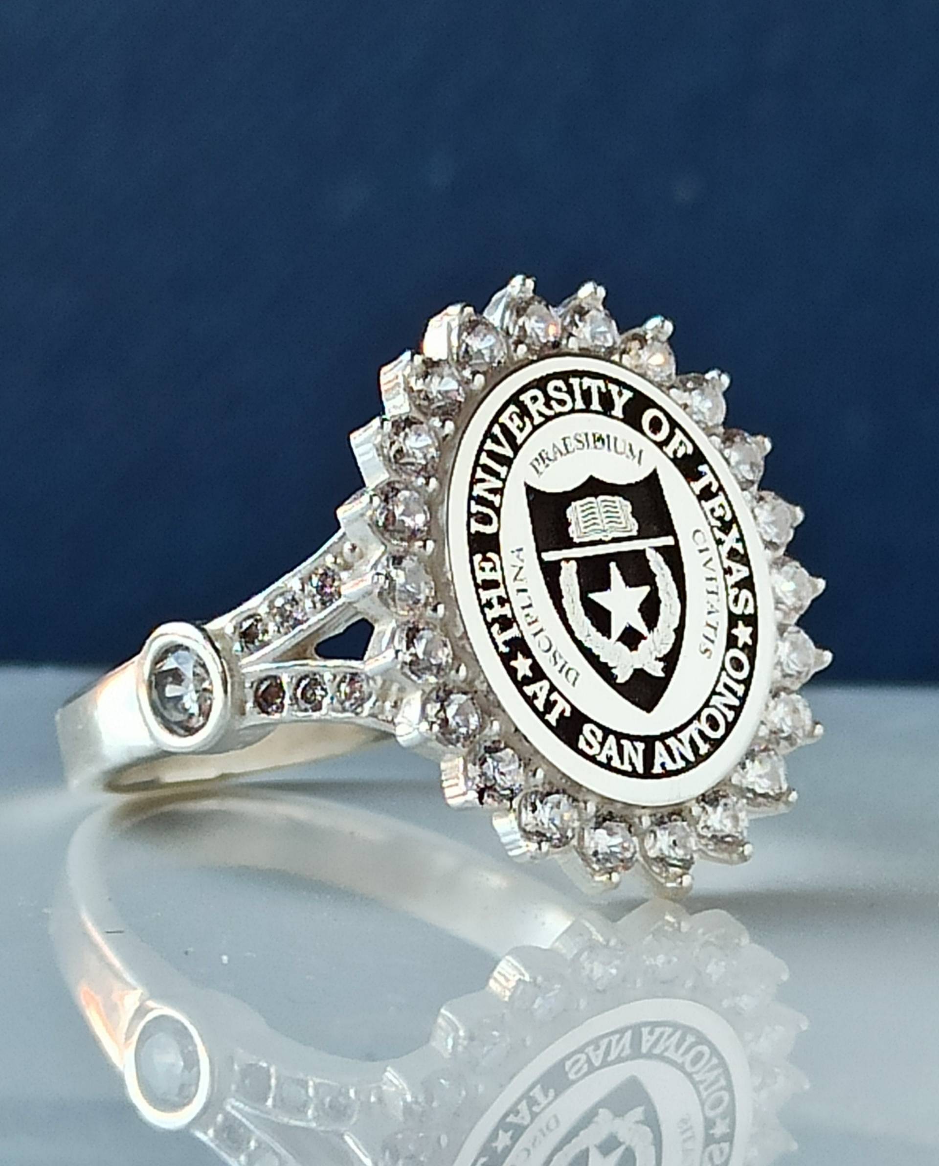 Uni Ring, Abitur Geschenk, Abschluss Ring , Frauen Ring Oval Weihnachtsgeschenk Halloween Geschenk Personalisiert von nidajewelers