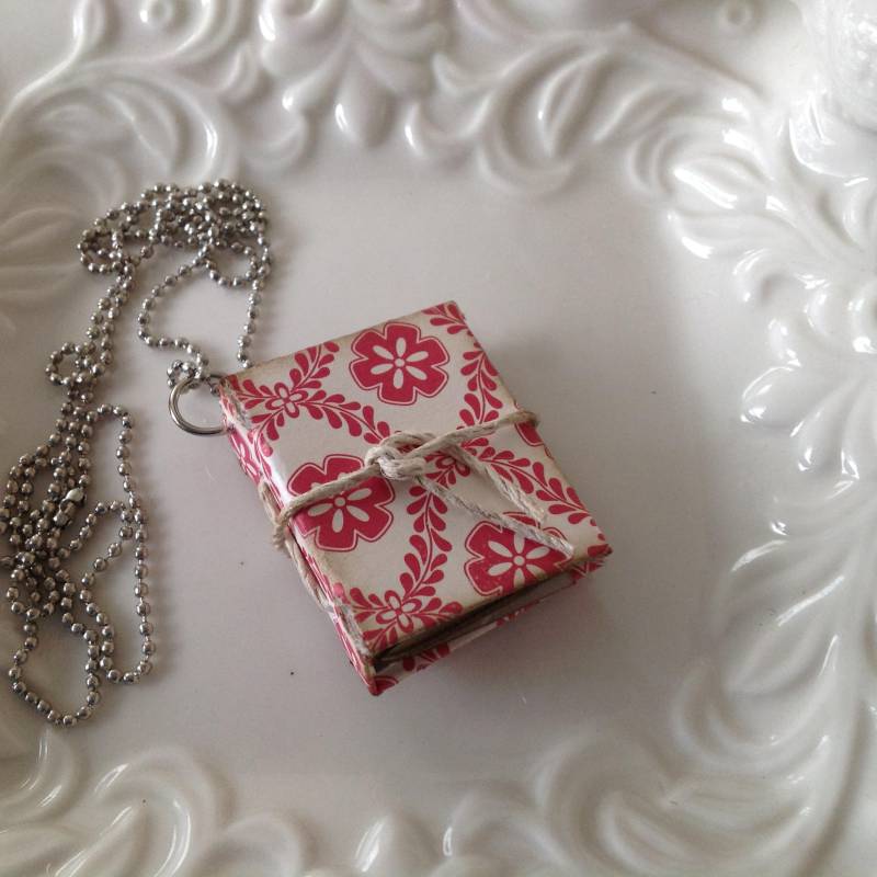 Mini-Junk-Zeitschrift/Buch Halskette Und Charme von niehausemily