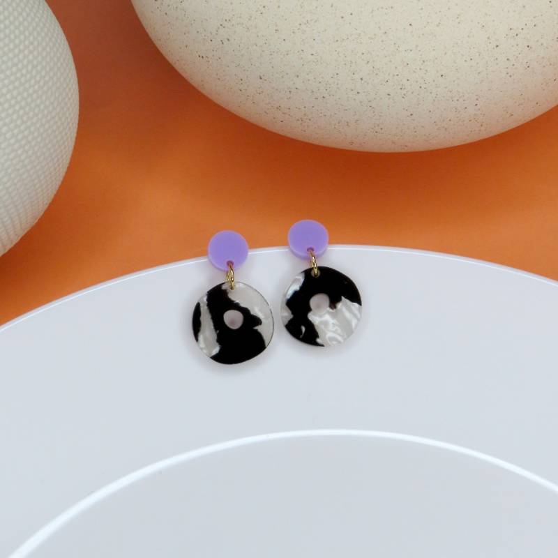 Alma Ohrstecker in Flieder Mit Acetat Anhängern von niemalsmehrohnede