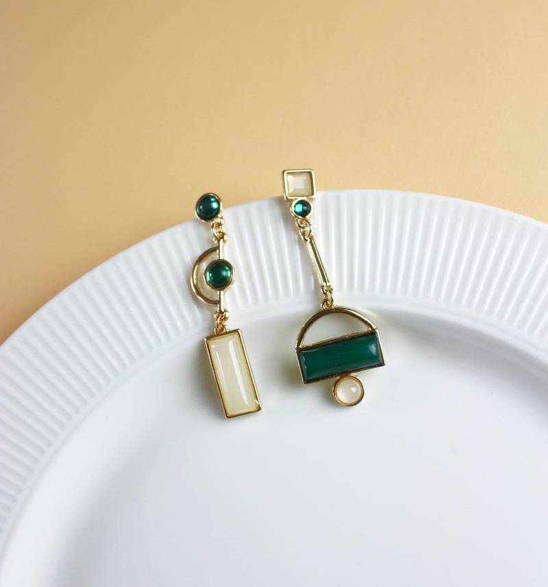 Asymmetrical Hanging Earrings in 80Ies Design von niemalsmehrohnede