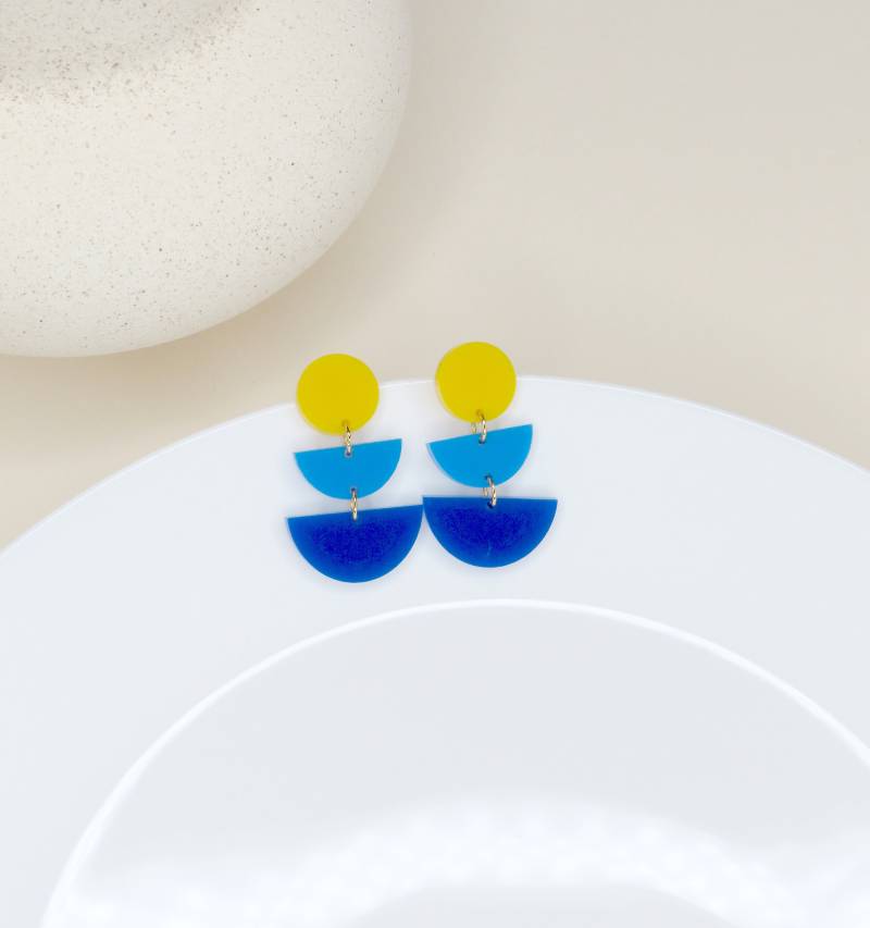 Blue Yellow Semicircle Statement Earrings von niemalsmehrohnede